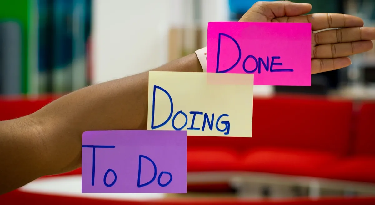 整齊排列的文件夾和標籤系統