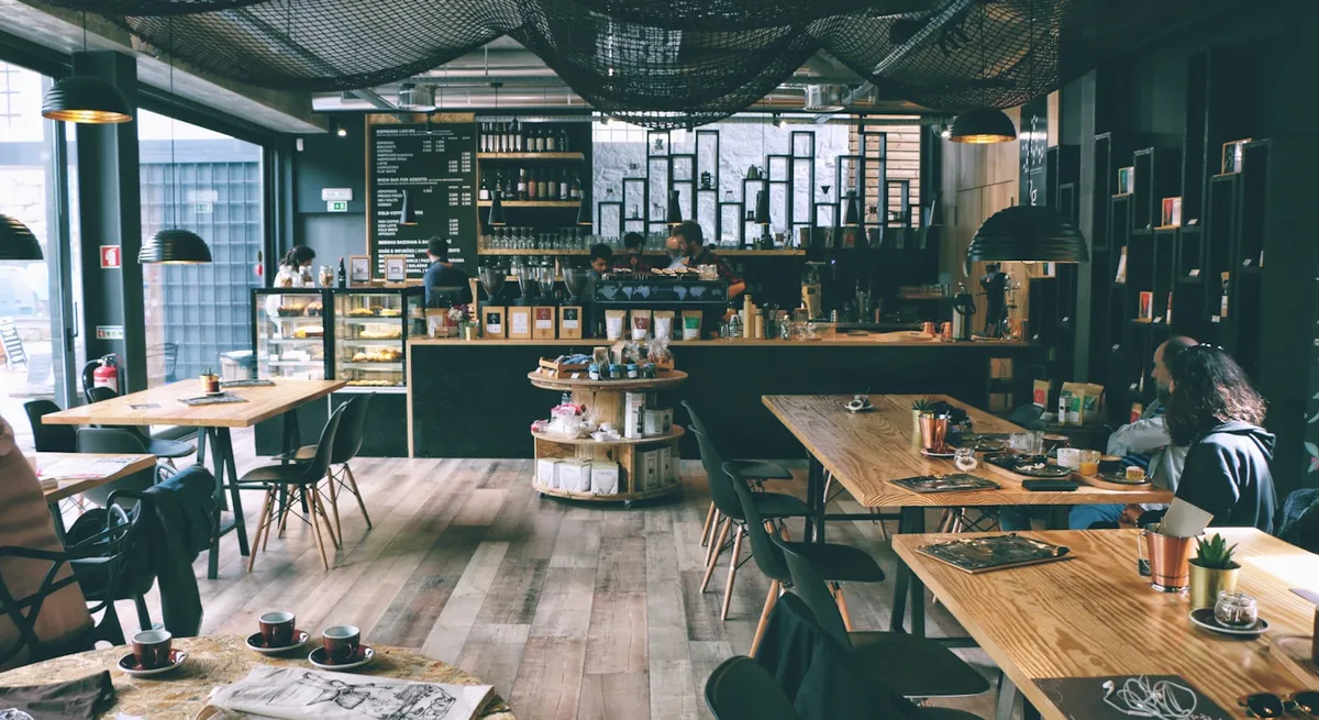 在咖啡廳用筆電工作的人，旁邊放著咖啡