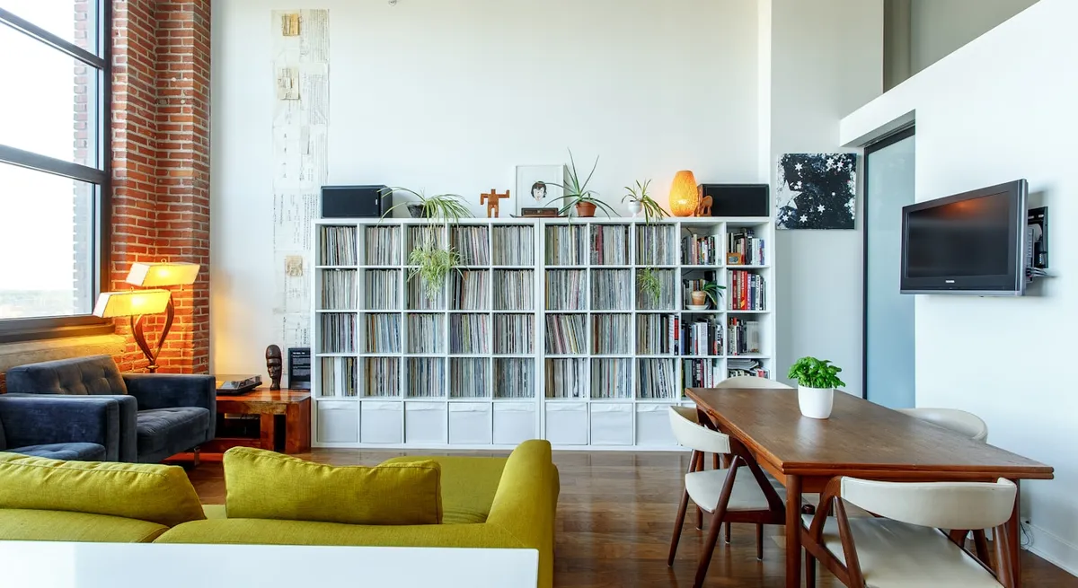 床頭放著手機但螢幕朝下